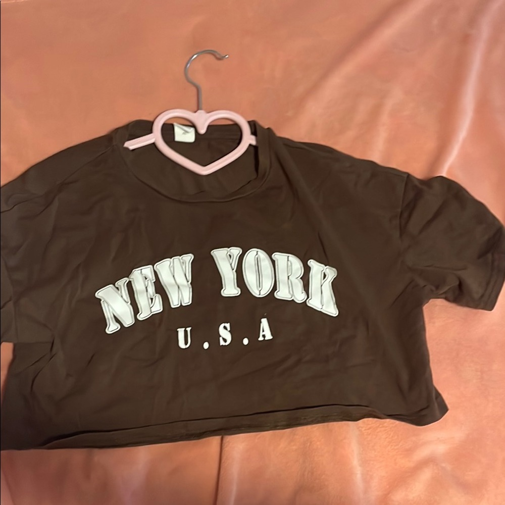 ‘NEW YORK U.S.A’ Brown and White Short Sleeve Tee for Casual Comfort